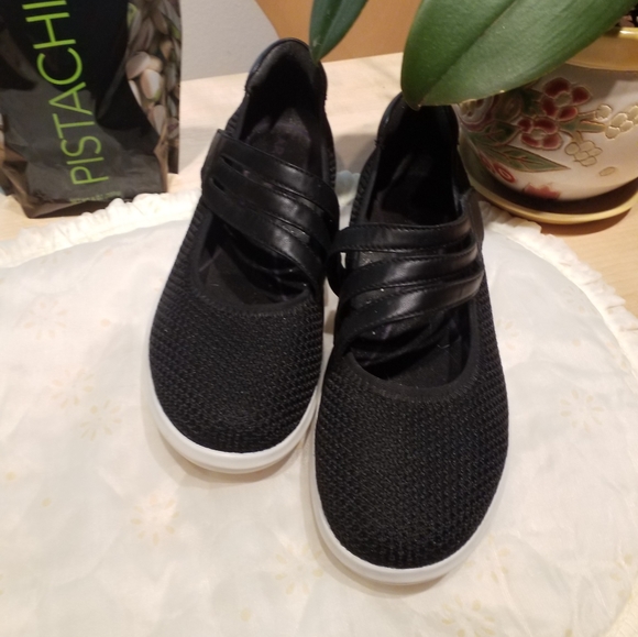 Black 'Chill' Loafers - Picture 2 of 5